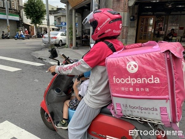 甘苦人的辛酸誰懂！外送員奶爸「掛著心頭肉」咬牙拚生計　網淚喊「沒人願意讓孩子受苦」：父愛偉大