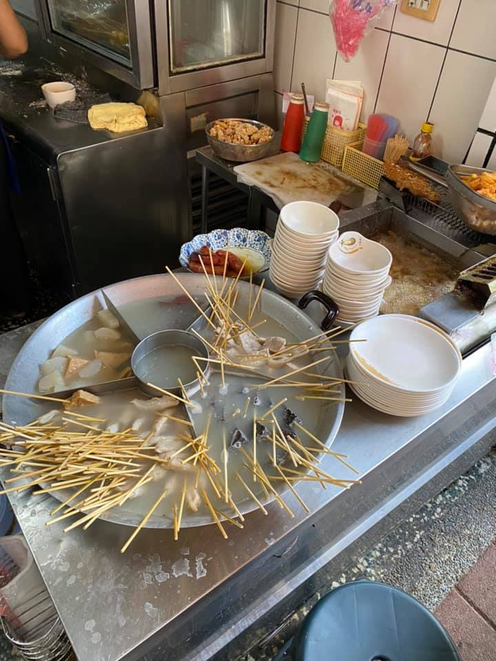 台南佛心小吃攤「一串黑輪只要2元」她愣：老闆有在賺錢嗎？　在地人從小吃到大「老店已經開了50年」