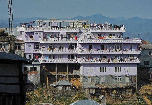皇帝般待遇！印度74歲男子「娶39個妻子」每晚翻牌就寢　 180人同住「四層住宅」仍想娶妻納妾