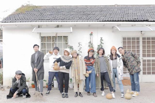 18歲少女帶父母「隱居鄉村10畝農家院」不愛都市　種花吃菜「徒手改造成夢幻田園」一家人如童話角色