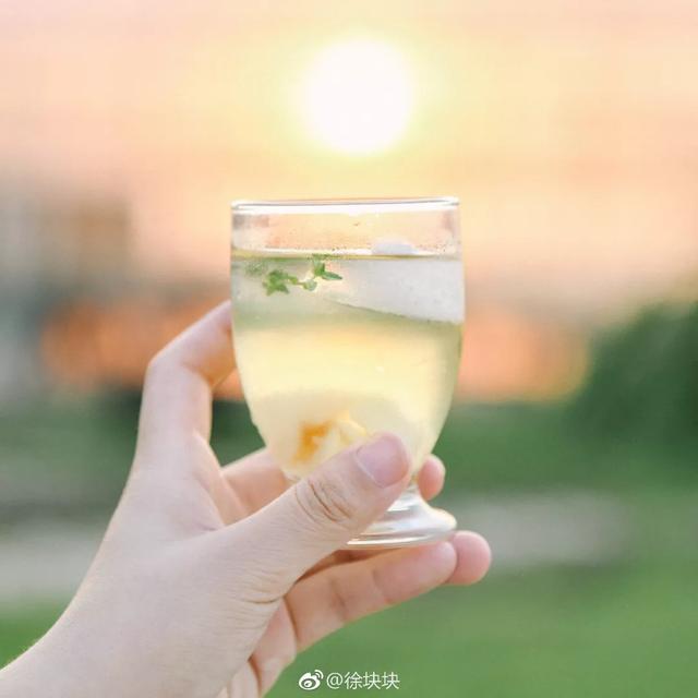 18歲少女帶父母「隱居鄉村10畝農家院」不愛都市　種花吃菜「徒手改造成夢幻田園」一家人如童話角色