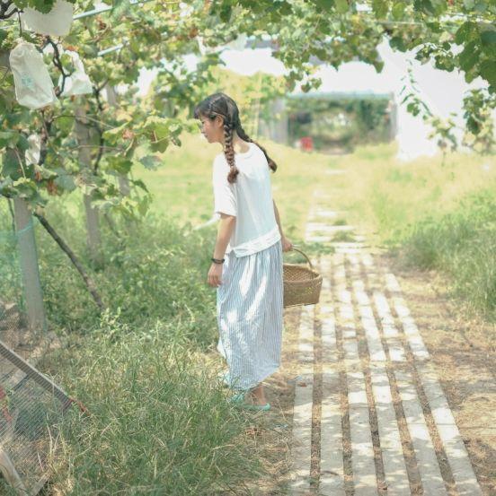 18歲少女帶父母「隱居鄉村10畝農家院」不愛都市　種花吃菜「徒手改造成夢幻田園」一家人如童話角色