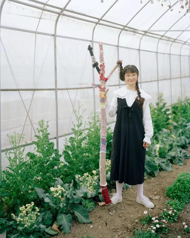 18歲少女帶父母「隱居鄉村10畝農家院」不愛都市　種花吃菜「徒手改造成夢幻田園」一家人如童話角色