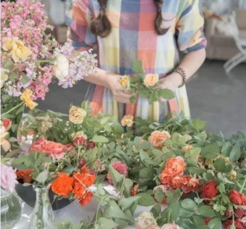 18歲少女帶父母「隱居鄉村10畝農家院」不愛都市　種花吃菜「徒手改造成夢幻田園」一家人如童話角色