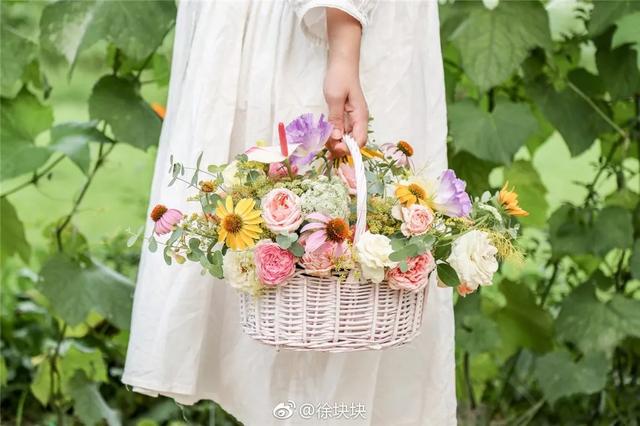 18歲少女帶父母「隱居鄉村10畝農家院」不愛都市　種花吃菜「徒手改造成夢幻田園」一家人如童話角色