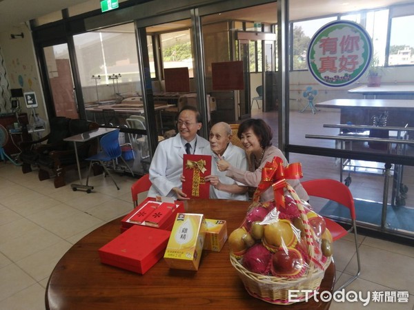無私大愛！90歲伯伯「饅頭配開水度日」卻賣房捐7百萬　年輕吃太多苦「如今已知足」：錢財乃身外之物