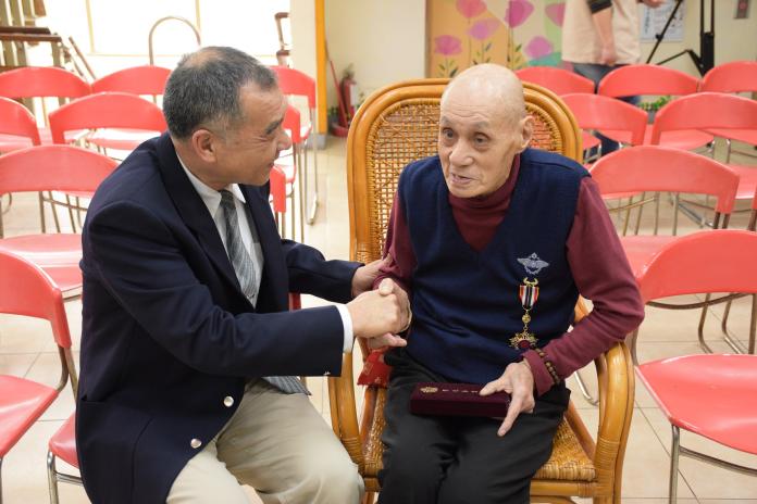 無私大愛！90歲伯伯「饅頭配開水度日」卻賣房捐7百萬　年輕吃太多苦「如今已知足」：錢財乃身外之物