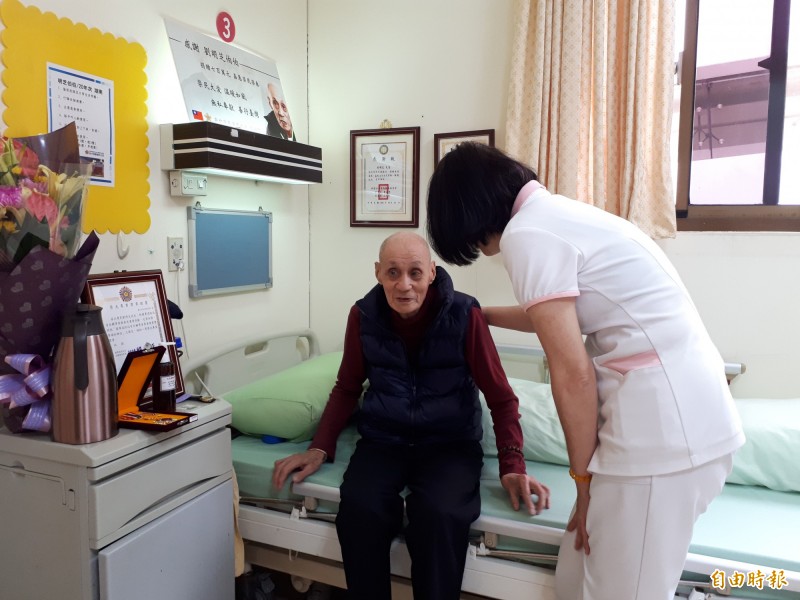 無私大愛！90歲伯伯「饅頭配開水度日」卻賣房捐7百萬　年輕吃太多苦「如今已知足」：錢財乃身外之物