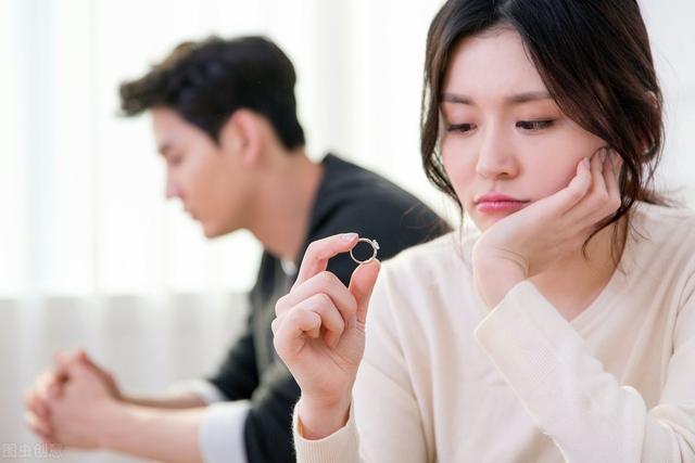 二婚嫁小8歲丈夫「婆婆退休住家裡」到處指責　拜訪夫前妻「難怪上次會離婚」恍然大悟