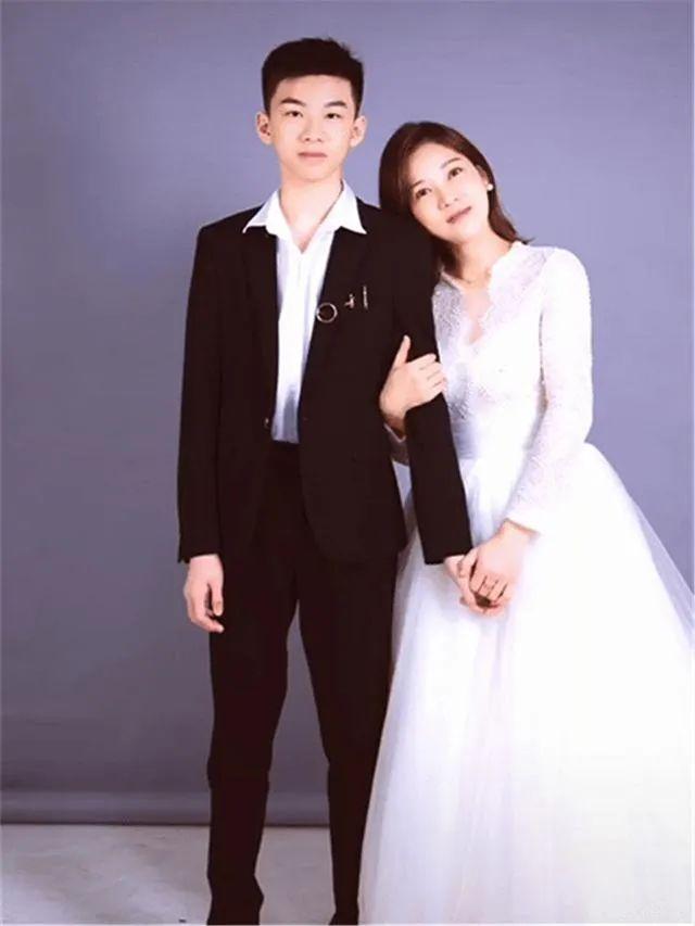 被歲月忘記的媽媽！40歲高顏值媽媽同框15歲兒子「被誤看成結婚照」　 全家福曝光「兩個女兒顔值」更驚艷