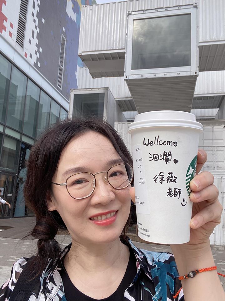 補教天后「背後的男人」！徐薇曝「潛入公司倒追尪」初見放話：要馬上結婚　老公為愛辭職「夫妻攜手打拼30年」