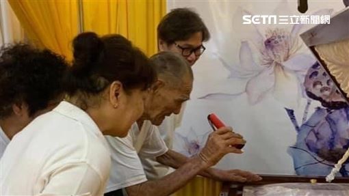 為看清楚愛妻！94歲外公「自備手電筒」靈柩旁深情凝望　捨不得送走「努力記住她的模樣」下輩子再見