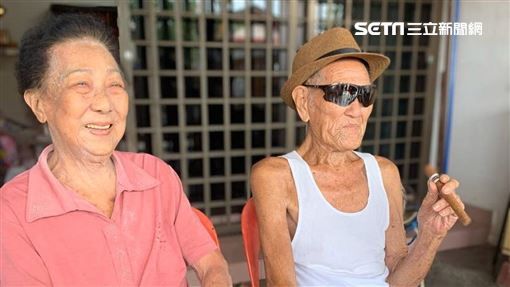 為看清楚愛妻！94歲外公「自備手電筒」靈柩旁深情凝望　捨不得送走「努力記住她的模樣」下輩子再見