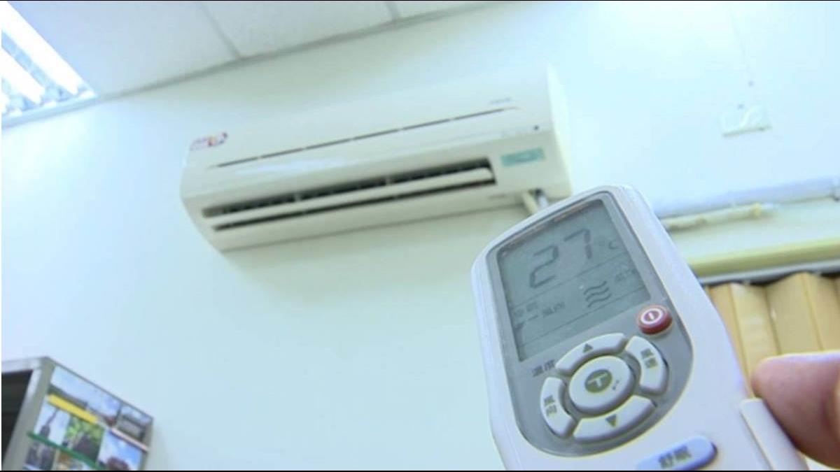 睡到半夜都是汗！網友崩潰「冷氣27度太冷」28度又太熱　內行人「看遙控器」秒揪出問題：調完居然好了