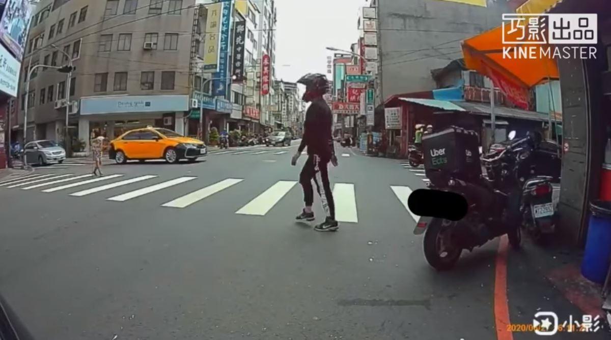 最暖外送員「甘冒被開罰風險」善舉曝光！網友見證「路邊最美風景」大讚：好心好報