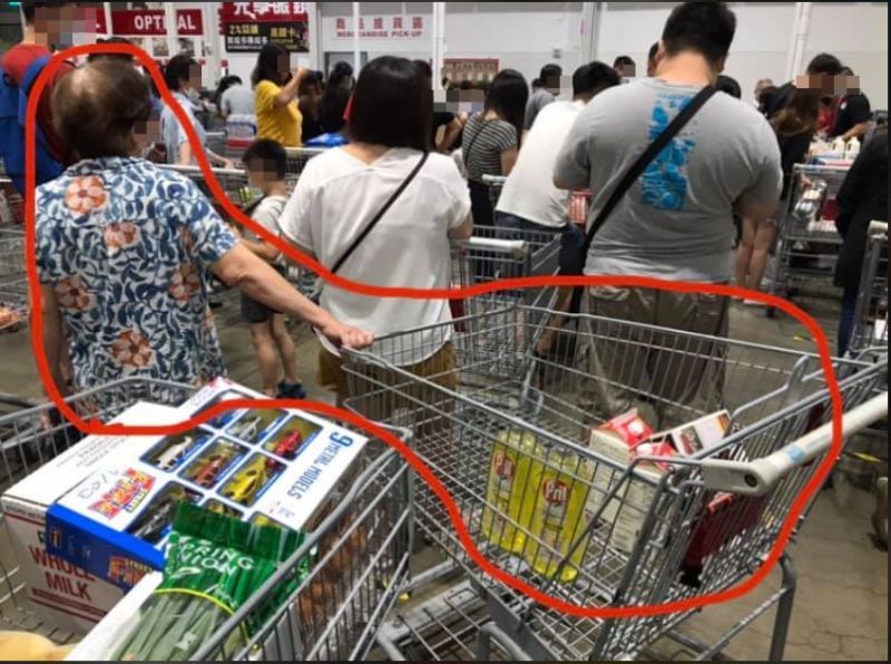 好心勸阻裝沒聽見？逛好市多「遇阿嬤大喇喇插隊」拉推車偷卡位　4歲女兒「高情商回話」網讚翻：比小孩還不如