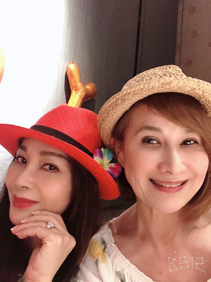 為愛女隱退13年！向娃心寒「最好的全給她」卻被吼：是妳逼我的　學著放手「強忍淚水相擁」：女兒終長大