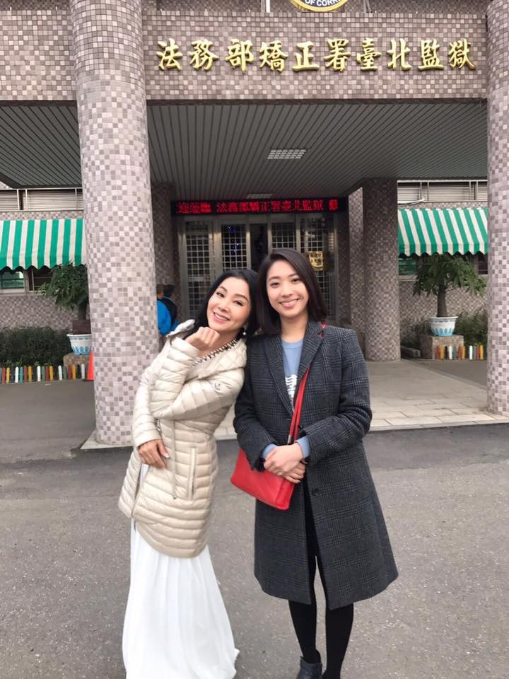 為愛女隱退13年！向娃心寒「最好的全給她」卻被吼：是妳逼我的　學著放手「強忍淚水相擁」：女兒終長大