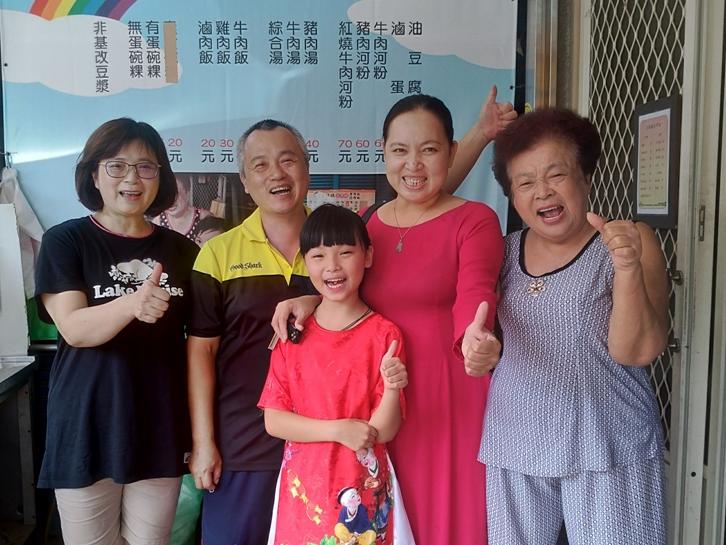 很辛苦卻很快樂！新住民媳婦「繼承婆婆30年老店」老公引以為傲　「當選模範媽媽」全家讚：上輩子燒好香