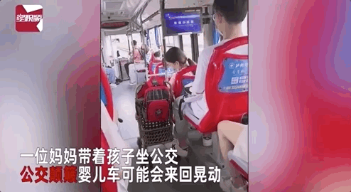 最暖一幕！少年搭公車「見媽媽推嬰兒車」連頭都沒抬　往下一看「默默在後方保護」網被感動