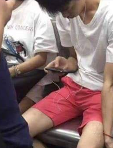 最暖一幕！少年搭公車「見媽媽推嬰兒車」連頭都沒抬　往下一看「默默在後方保護」網被感動