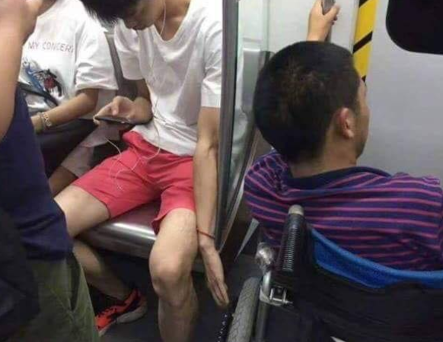 最暖一幕！少年搭公車「見媽媽推嬰兒車」連頭都沒抬　往下一看「默默在後方保護」網被感動