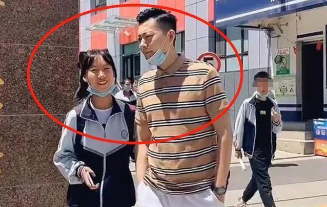 高中女兒早戀？同學告密「有超帥男生接您女兒下課」　 媽媽見到「女婿真容」秒笑翻：是我老公啦