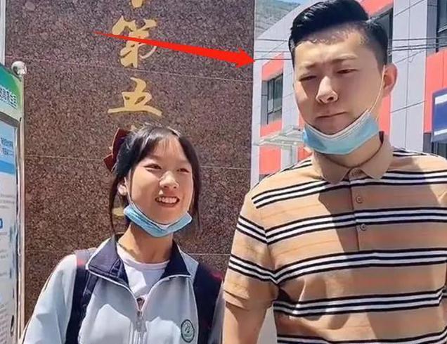 高中女兒早戀？同學告密「有超帥男生接您女兒下課」　 媽媽見到「女婿真容」秒笑翻：是我老公啦