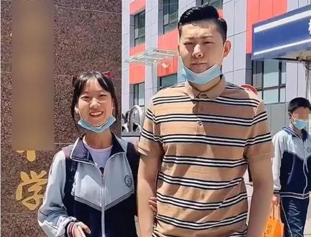 高中女兒早戀？同學告密「有超帥男生接您女兒下課」　 媽媽見到「女婿真容」秒笑翻：是我老公啦