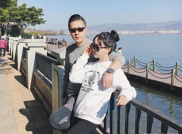 高中女兒早戀？同學告密「有超帥男生接您女兒下課」　 媽媽見到「女婿真容」秒笑翻：是我老公啦