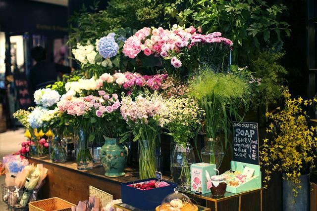 女強人為體弱女兒下廚「辭職連開4家店」在花海中享用美食　明星愛光顧「見證60年老夫妻故事」感受愛與被愛