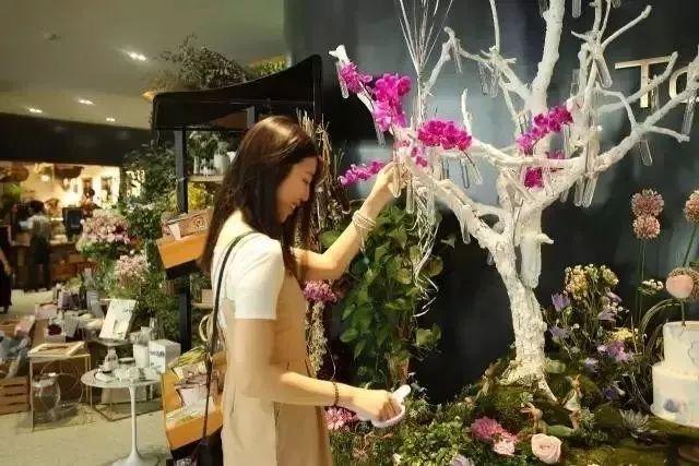 女強人為體弱女兒下廚「辭職連開4家店」在花海中享用美食　明星愛光顧「見證60年老夫妻故事」感受愛與被愛