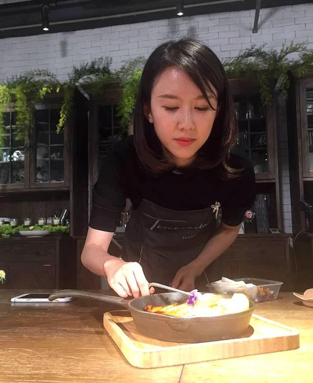 女強人為體弱女兒下廚「辭職連開4家店」在花海中享用美食　明星愛光顧「見證60年老夫妻故事」感受愛與被愛