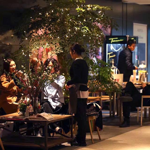 女強人為體弱女兒下廚「辭職連開4家店」在花海中享用美食　明星愛光顧「見證60年老夫妻故事」感受愛與被愛