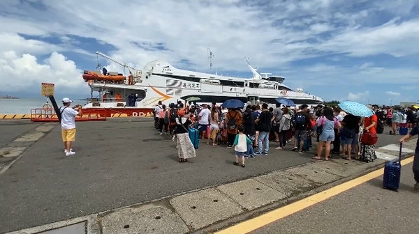 擠滿上萬遊客！澎湖「機車全被掃光」吃早餐還要排1.5小時　當地人「去到市場傻眼了」嘆：真的太過分