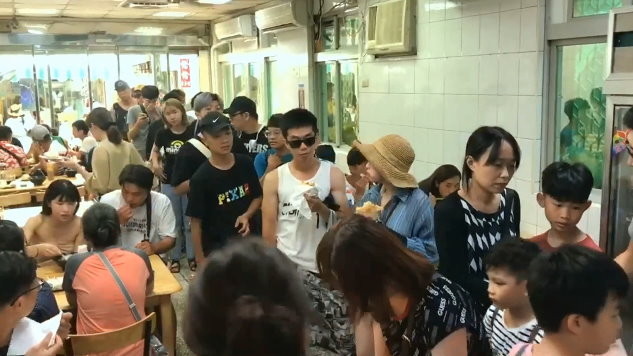 擠滿上萬遊客！澎湖「機車全被掃光」吃早餐還要排1.5小時　當地人「去到市場傻眼了」嘆：真的太過分