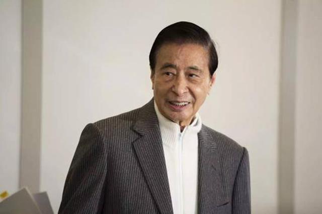 哥哥李兆基成地產大亨「豪送200億公司」感謝背後相挺　弟弟27年沒動錢「寧過平凡生活」樸實到被當成保全