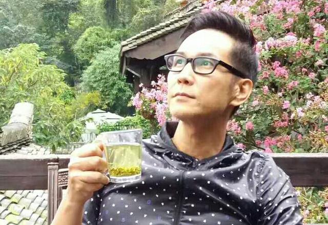 男星從小不缺錢「與李嘉誠兒同校」堅持自己闖蕩　3年買下2豪宅「與妻結婚22年不生子」低調恩愛