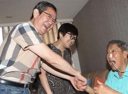相守40年！萬沙浪「失足腦部受傷」妻離子散想不開　最低谷遇女友「為他賣3棟房」甜笑：來生不要遇見他