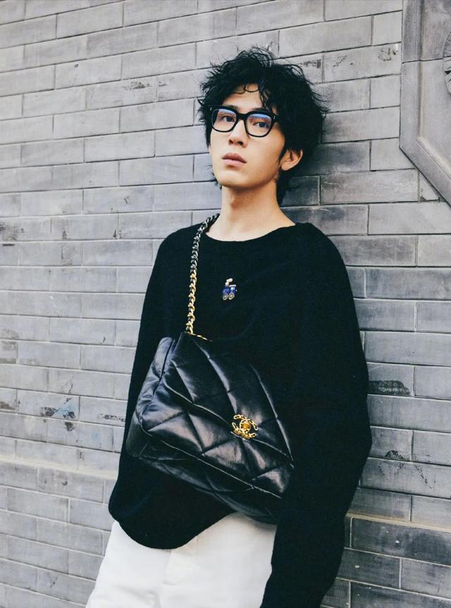 孝感動天！男星「出生28天父母跑了」爺奶拾荒帶大　成名後爸媽現身「他輕易選擇原諒」只盼一家團圓