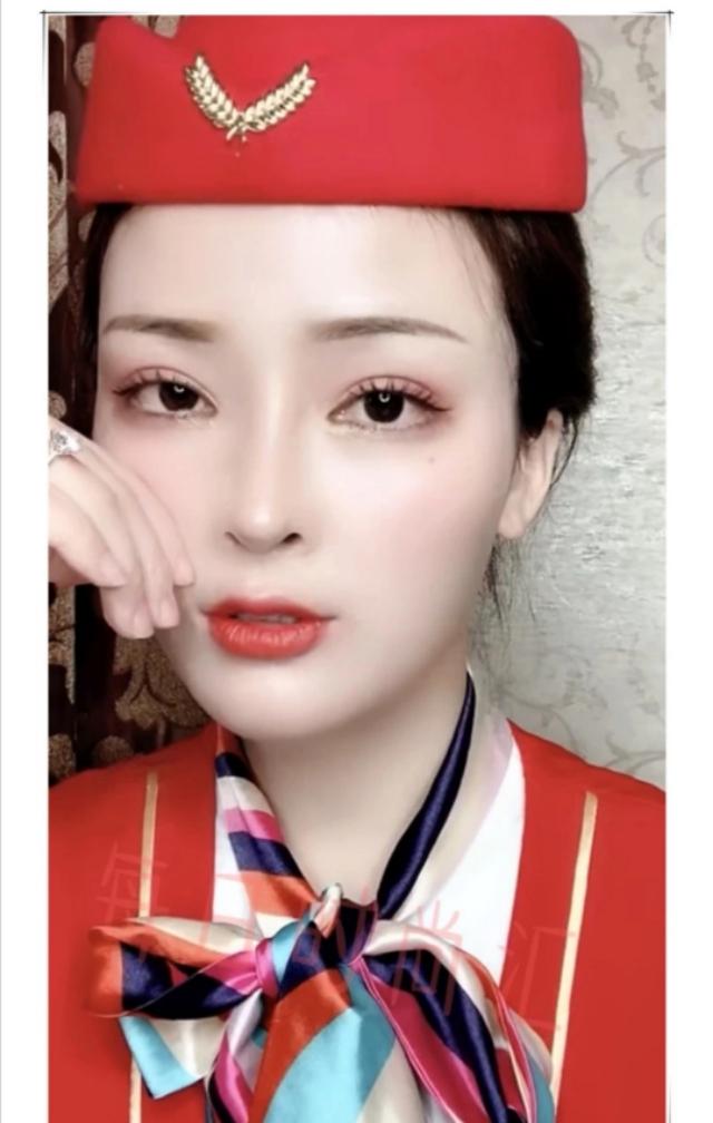 身材也是假的？正妹網紅「關掉美肌功能」秒現形 　火辣身材「用畫的」粉絲看哭：還我夢中女神
