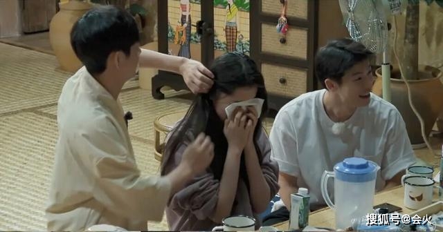 壓力大到每晚睡不著！歐陽娜娜節目中痛哭「不開心的事情很多」　被質疑「一人養全家」爸爸出面回應了