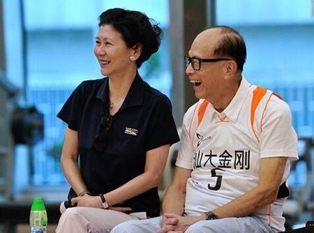 甘當紅顏知己28年！59歲周凱旋「與李嘉誠只戀愛不結婚」身價百億「無兒無女」活得瀟灑