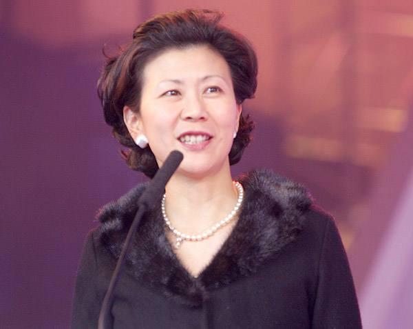 甘當紅顏知己28年！59歲周凱旋「與李嘉誠只戀愛不結婚」身價百億「無兒無女」活得瀟灑