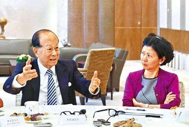甘當紅顏知己28年！59歲周凱旋「與李嘉誠只戀愛不結婚」身價百億「無兒無女」活得瀟灑