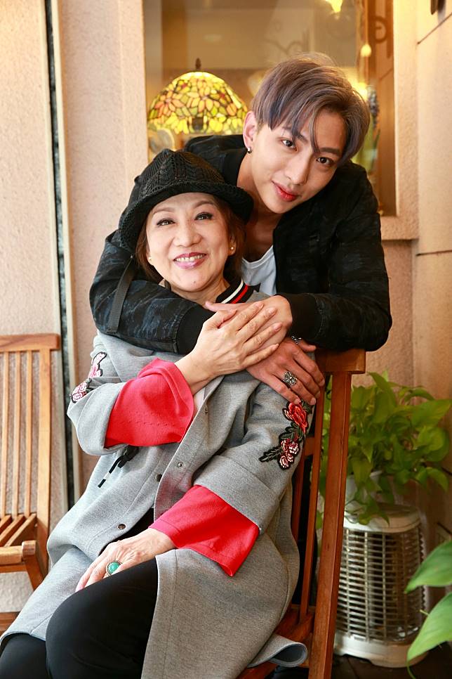 歌仔戲女星曝「當年未婚生子真相」紅包場養大兒子！「母子相依為命27年」星二代告白：我有妳就夠了