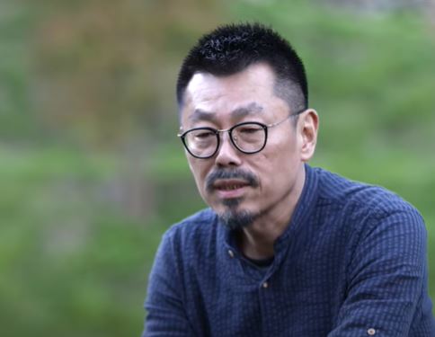 隱居山林！作家伴侶「彼此獨立又密不可分」分住兩座山頭　首曝「超獨特生活方式」網喊：不可思議