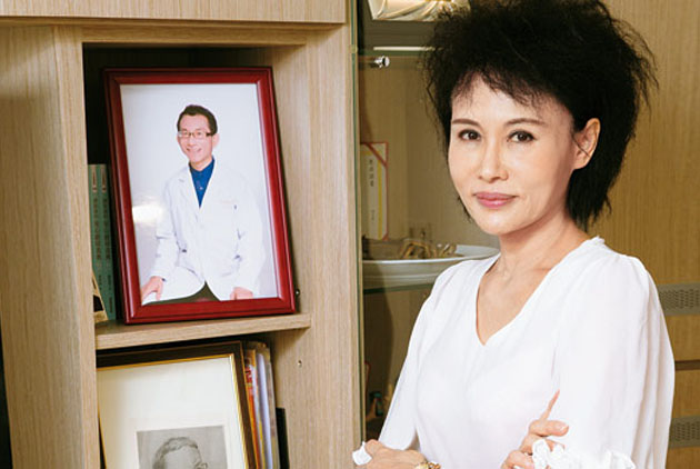 俠醫也是好老公！譚敦慈笑尪「追求者中條件最差」　丈夫離開後「照樣擺他的碗筷」：你就是永遠