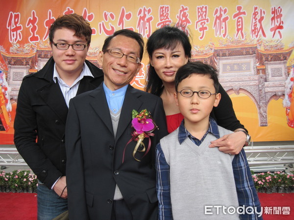 俠醫也是好老公！譚敦慈笑尪「追求者中條件最差」　丈夫離開後「照樣擺他的碗筷」：你就是永遠