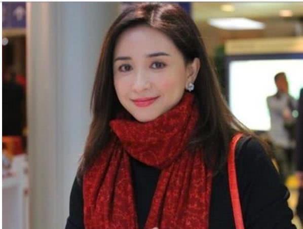 最美港姐坐擁「8層獨棟豪宅」大片透明外牆美翻　最大亮點「絕美空中花園」與三兒女同住